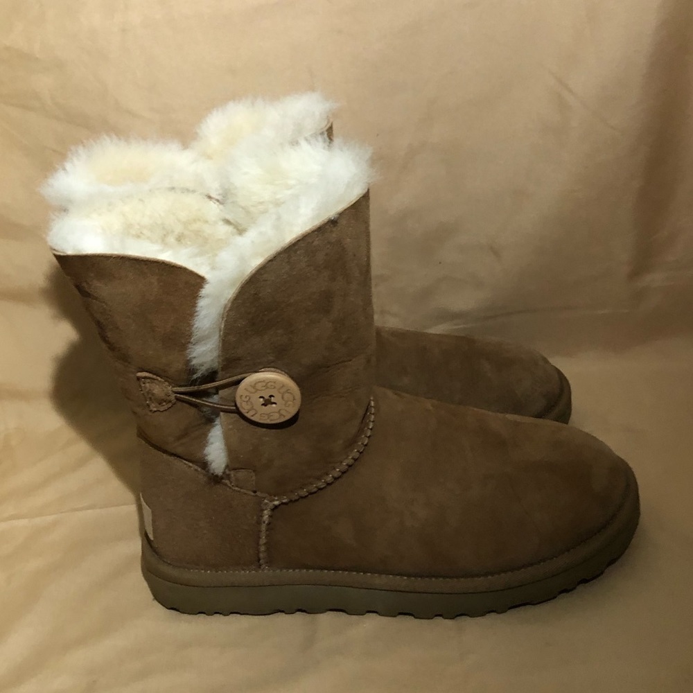 UGG Bailey Button II In Chestnut - Picture 6 of 10